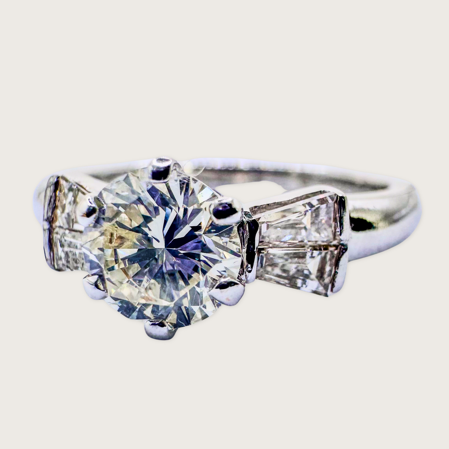 Timeless Beam – Diamond Solitaire with Baguettes in White Gold
