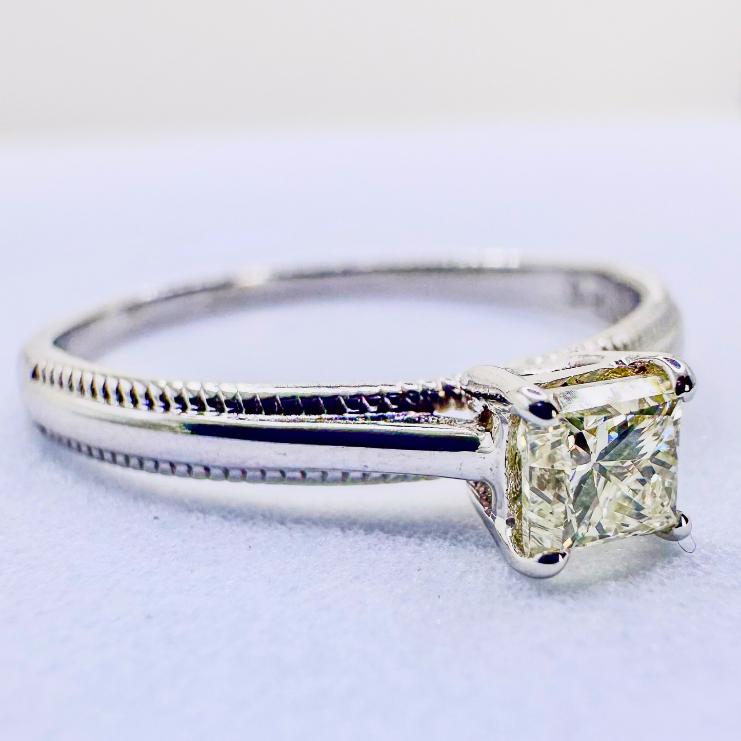 Royal Radiance – Princess-Cut Solitaire in White Gold