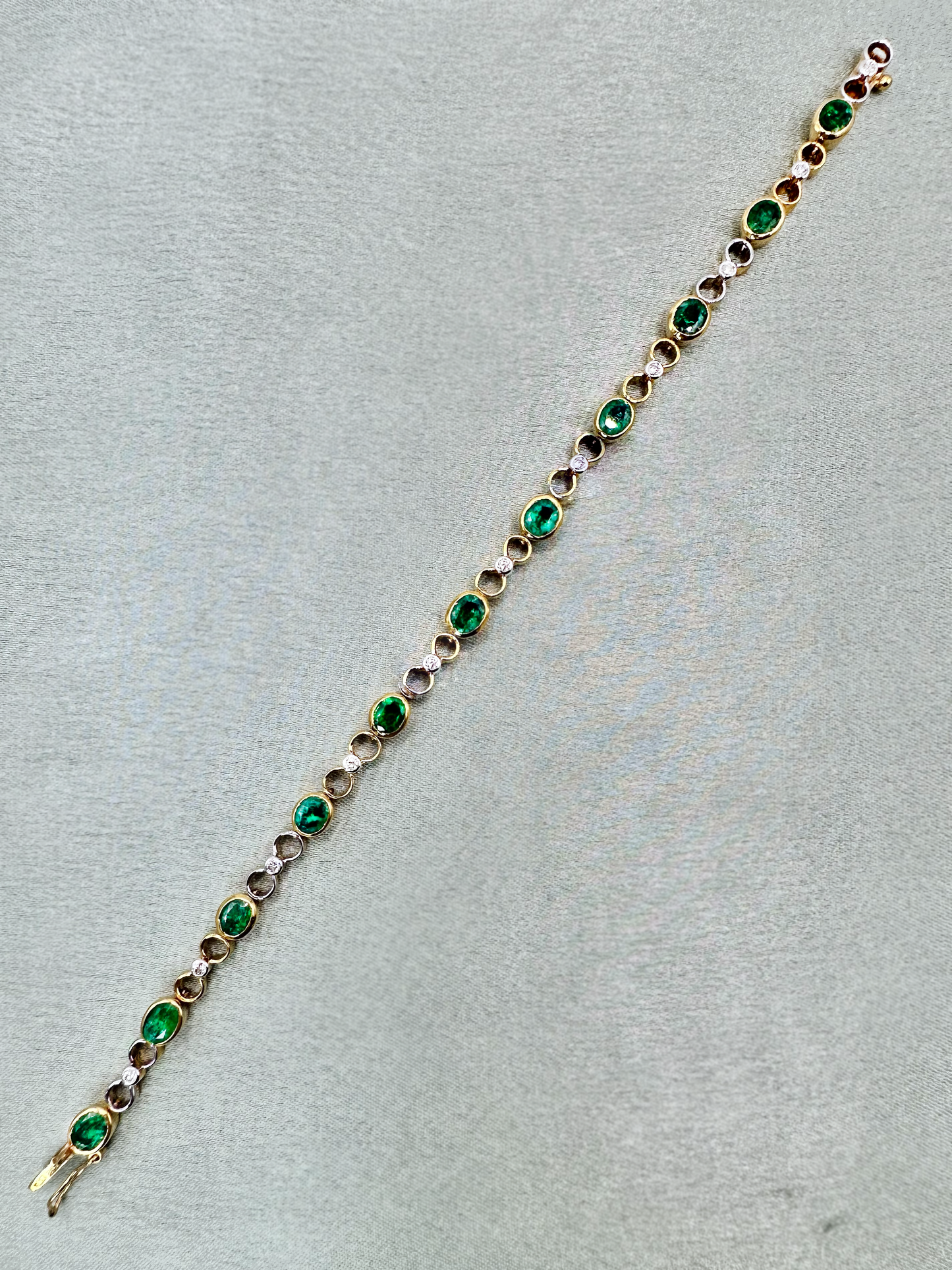Evergreen Radiance – 18K Gold Emerald & Diamond Classic