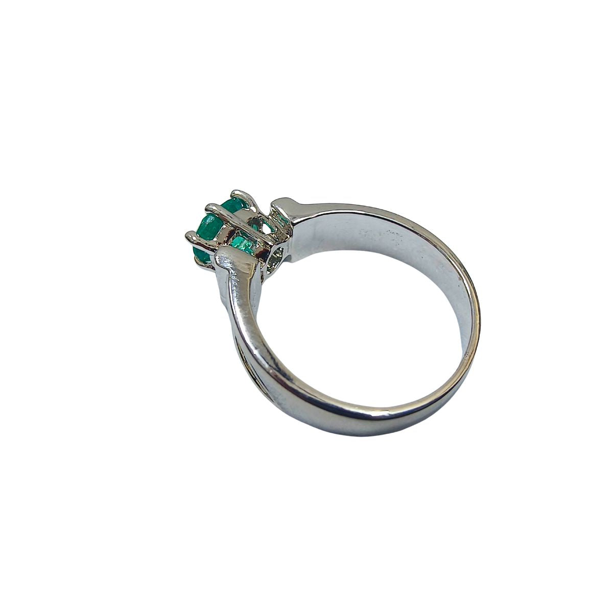 Timeless Green. Contemporary Shine