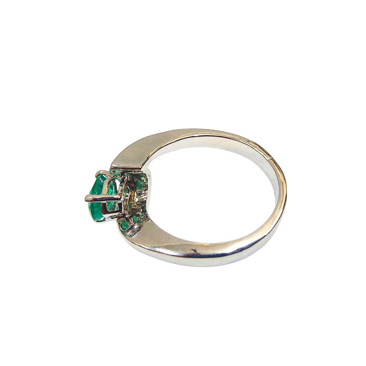 Pure Emerald. Pure Presence Minimal. Powerful. Timeless.