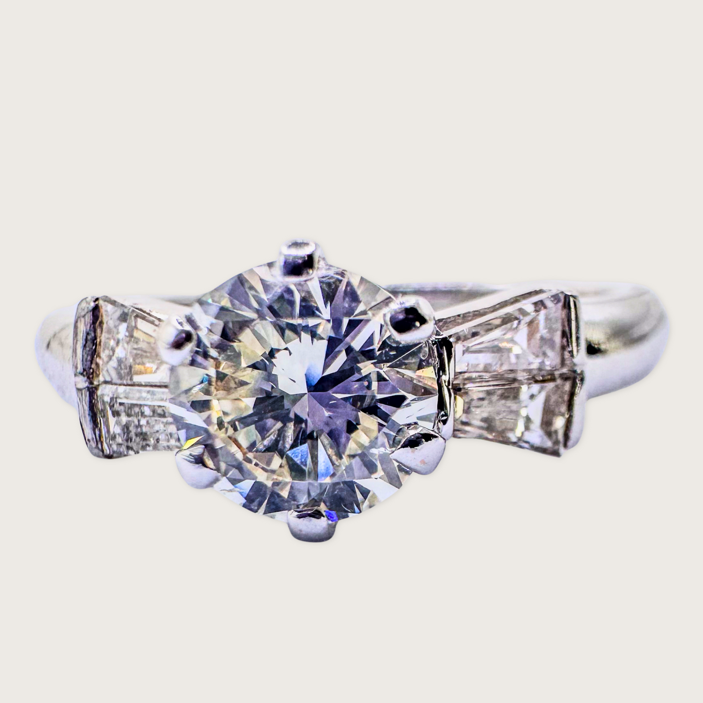 Timeless Beam – Diamond Solitaire with Baguettes in White Gold