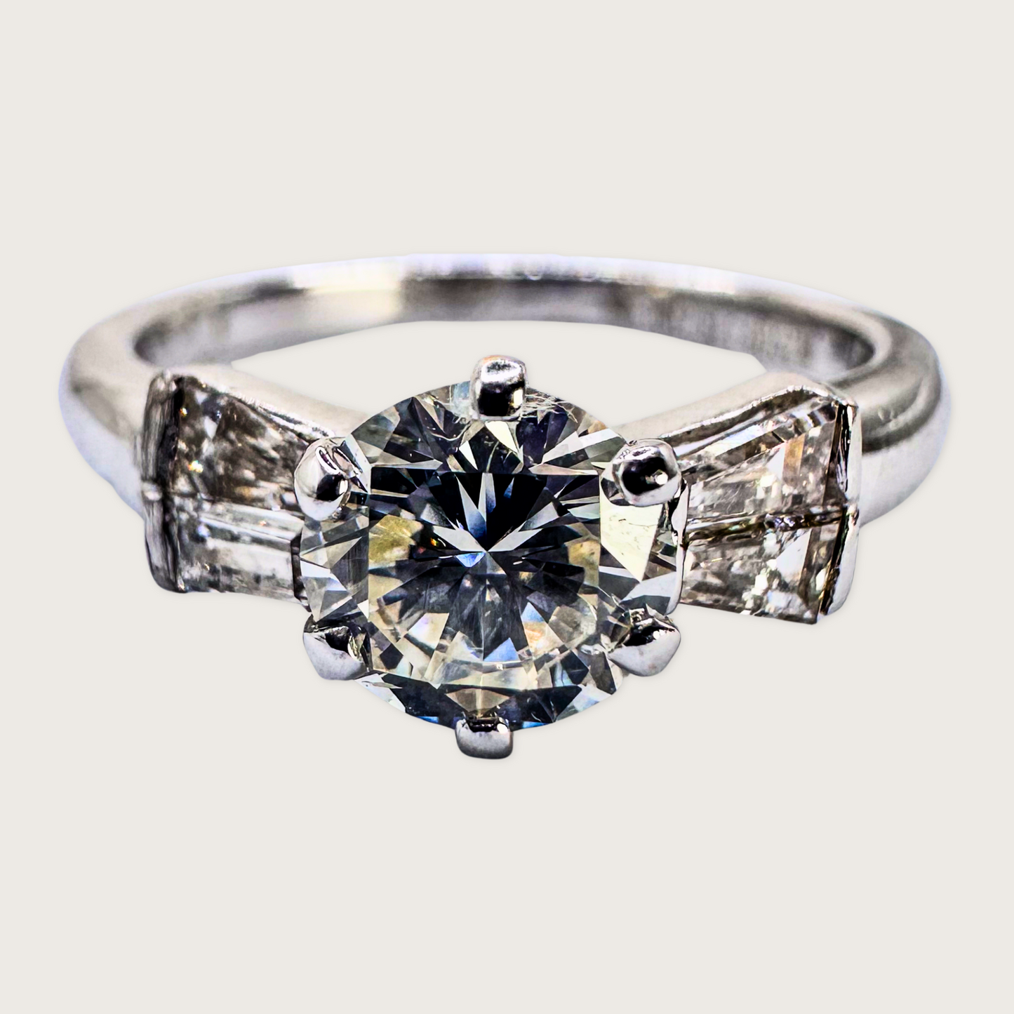 Timeless Beam – Diamond Solitaire with Baguettes in White Gold