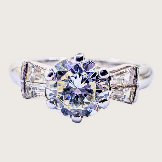 Timeless Beam – Diamond Solitaire with Baguettes in White Gold