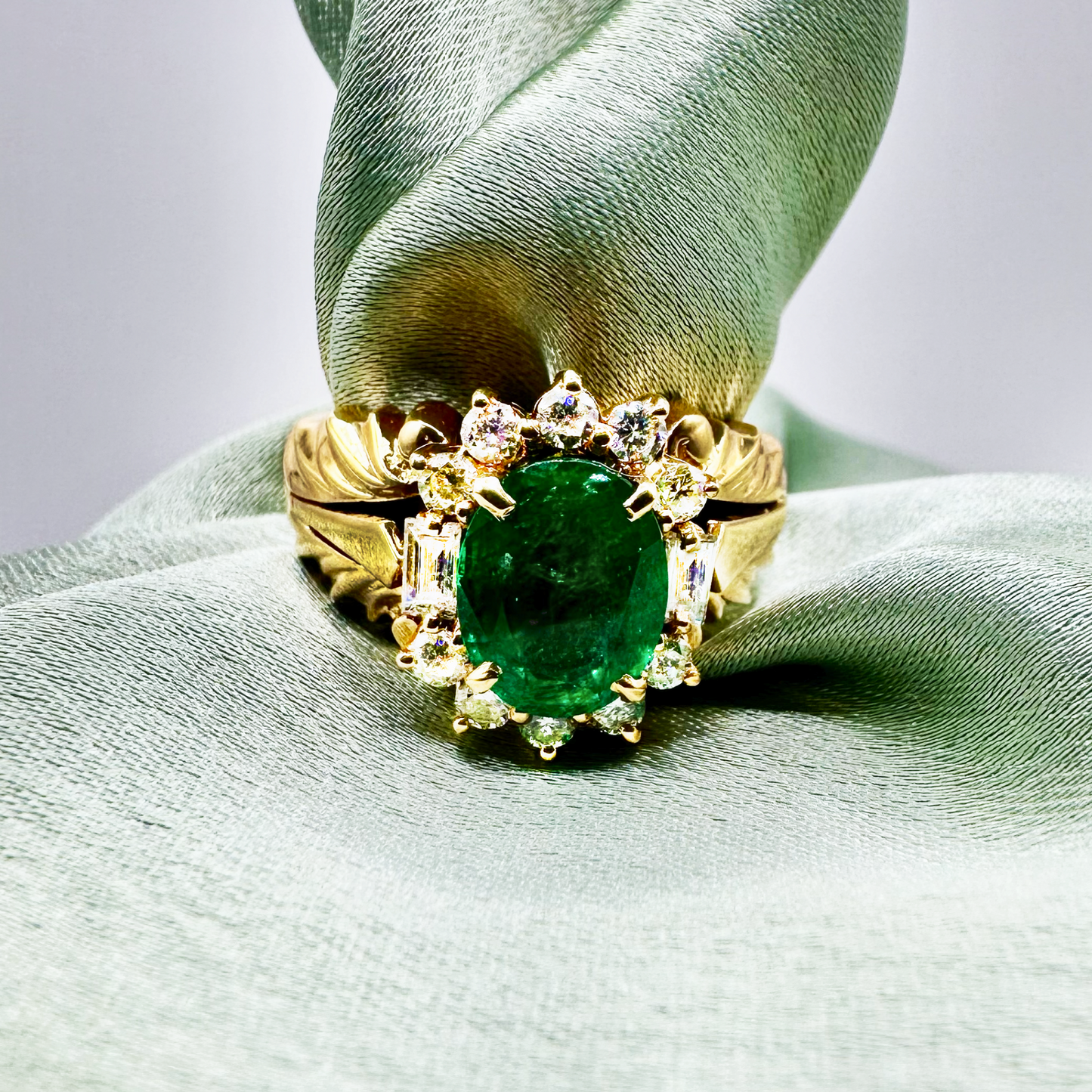 Modern Opulence – Emerald & Diamond Statement Ring in 18K Gold