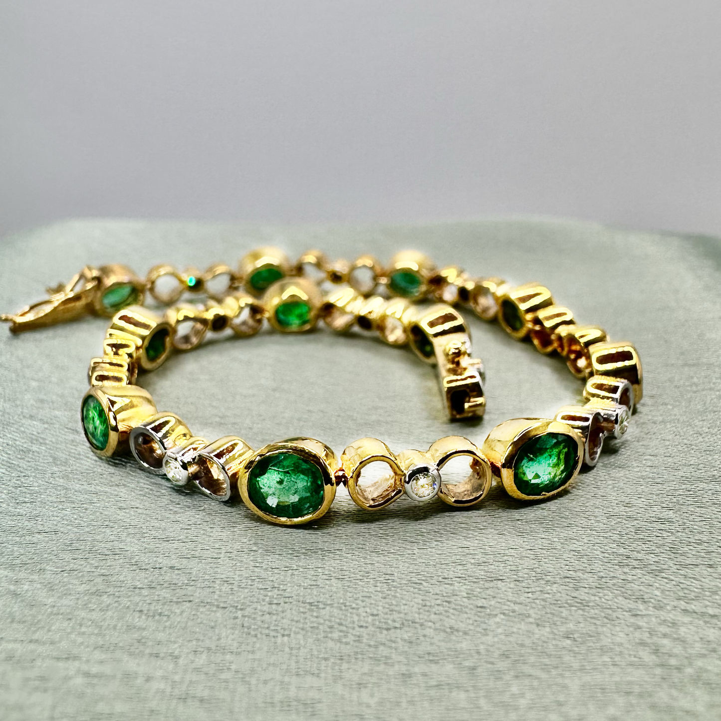 Evergreen Radiance – 18K Gold Emerald & Diamond Classic
