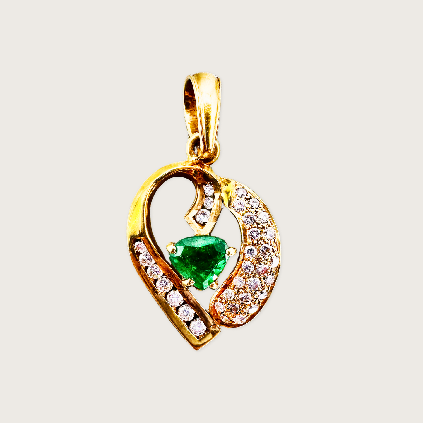 Eternal Heartbeat – 18K Gold Emerald & Diamond Pendant