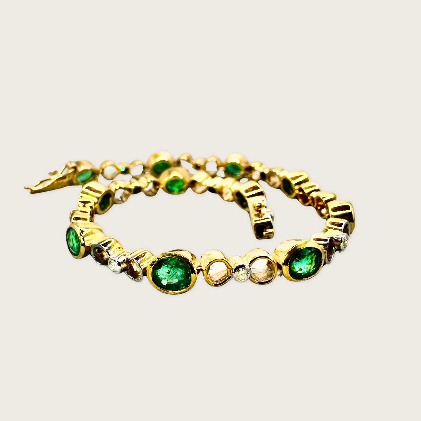 Evergreen Radiance – 18K Gold Emerald & Diamond Classic