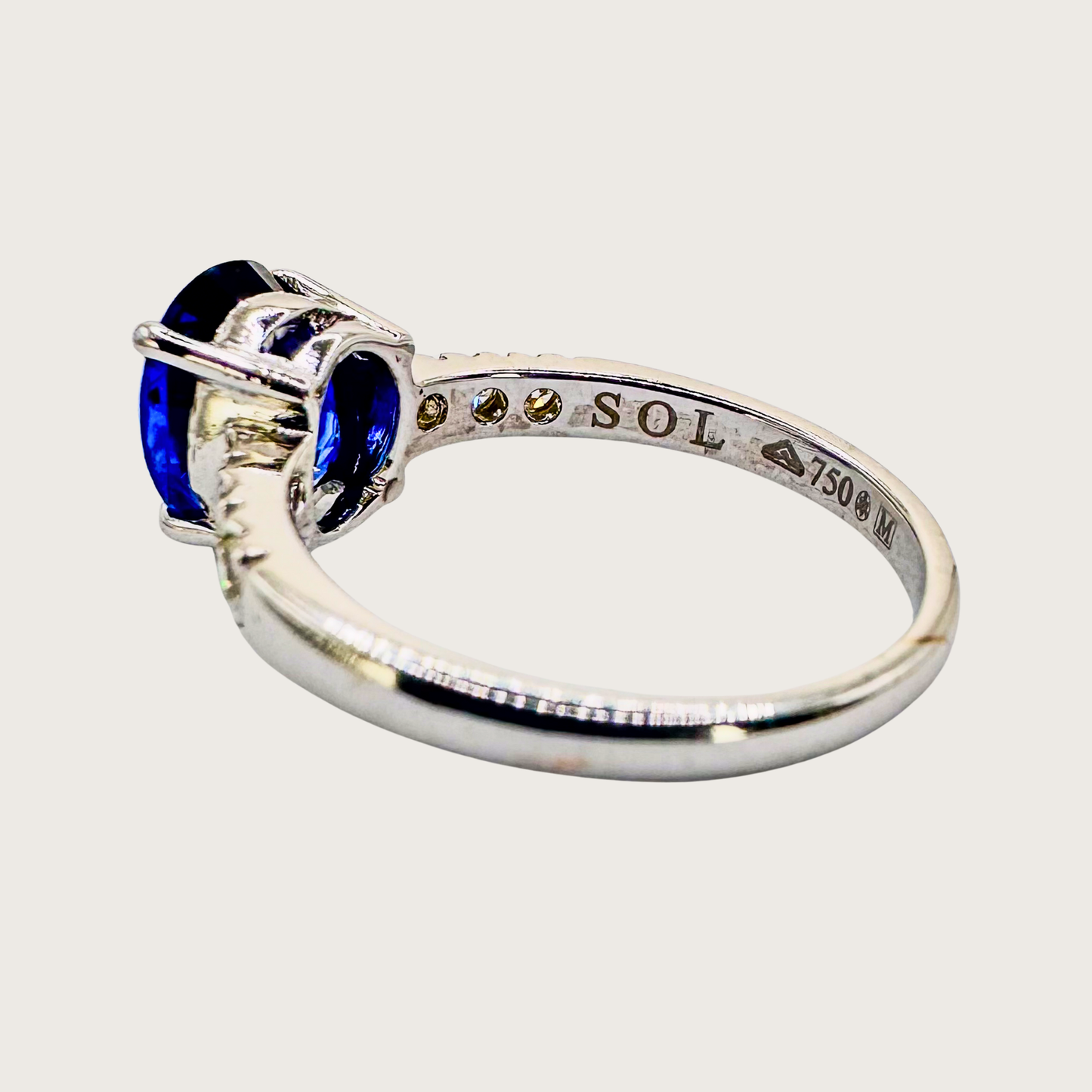 Royal Aurora – Sapphire & Diamond Ring in White Gold