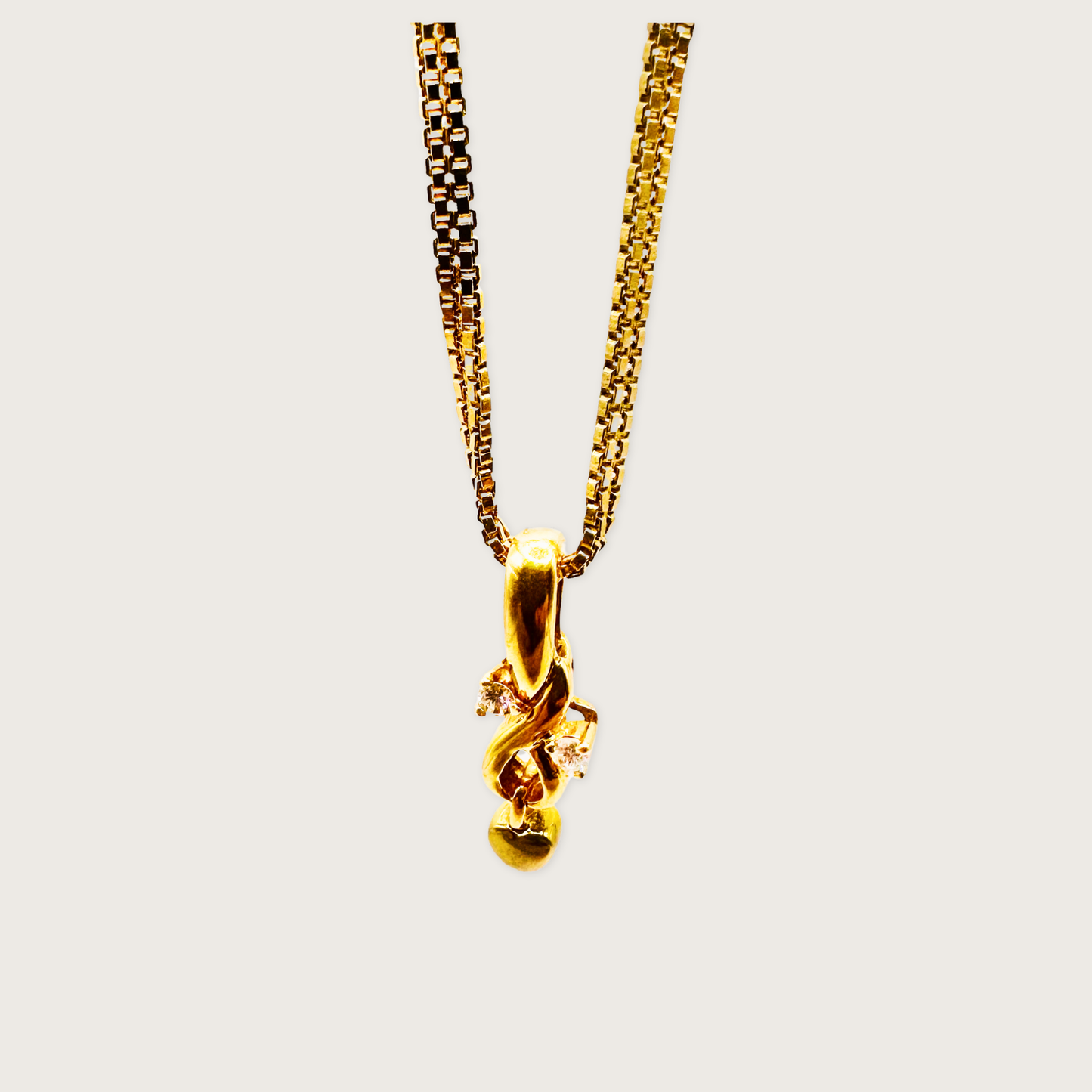 Twirl of Love – Diamond Heart Pendant in 18K Gold