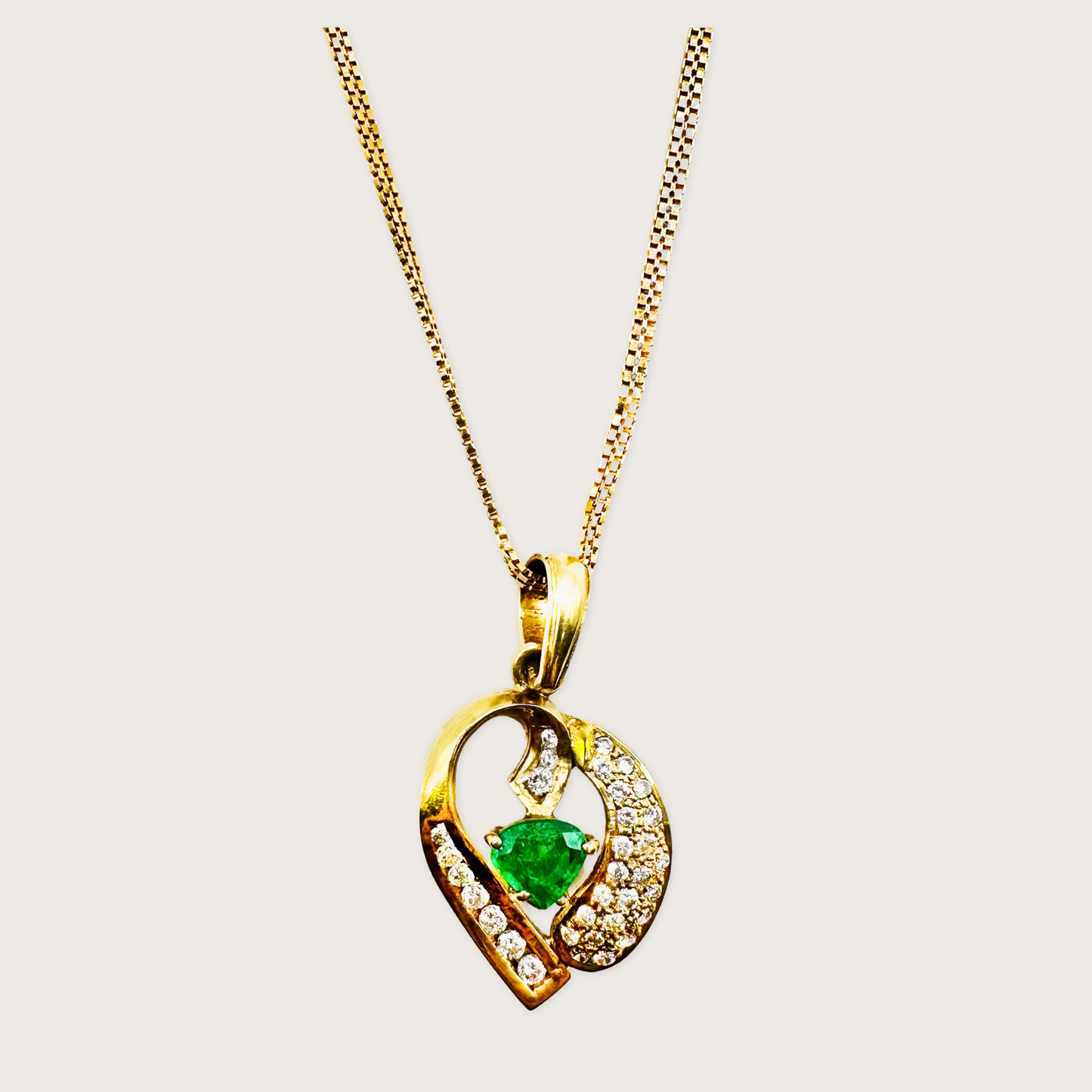 Eternal Heartbeat – 18K Gold Emerald & Diamond Pendant